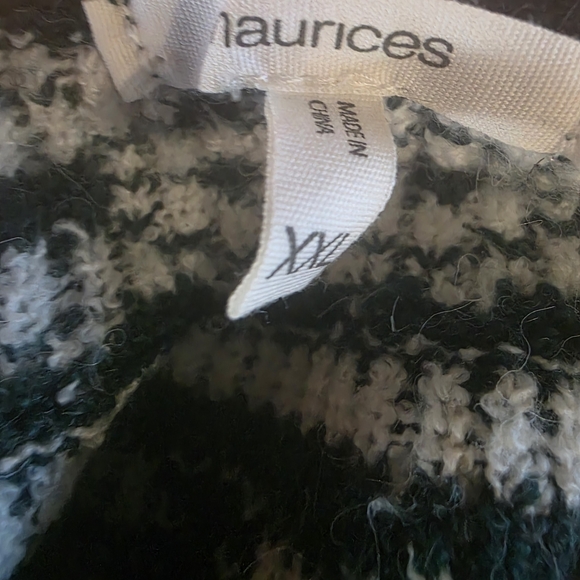 🎄 Maurices Dark Green Sweater with Reindeer and Snowflake Design - Picture 4 of 5